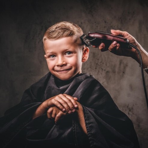 criança cortando cabelo